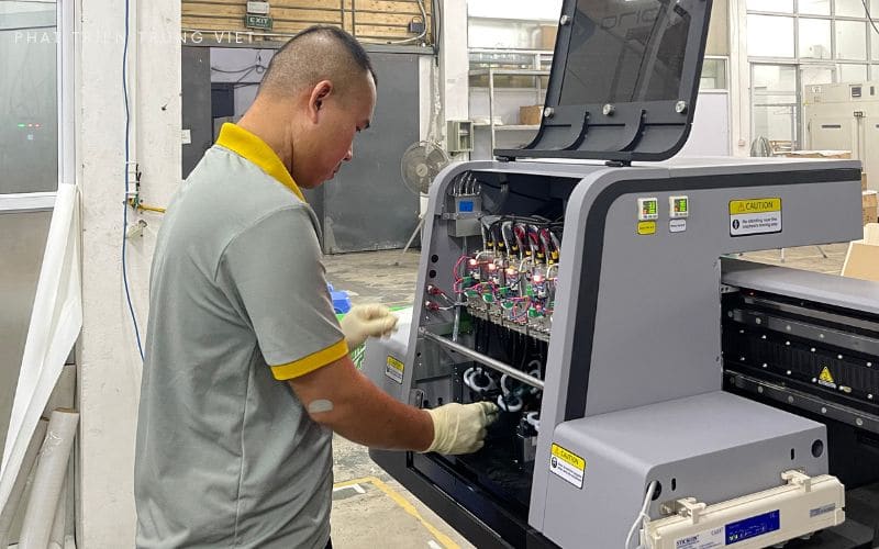 Dùng nước rửa UV khi máy in UV ngừng hoạt động trong thời gian dài